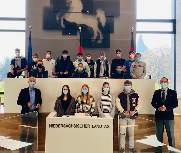 Endlich wieder Exkursionen! Wähler der Zukunft besuchen Landtag