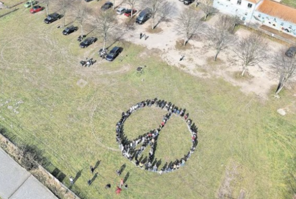 Solidarität mit Ukraine: Schulen bilden Peace-Zeichen – HAZ berichtet