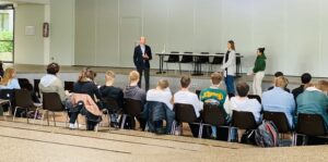 Gesellschaftslehreunterricht mit einem Bundestagsabgeordneten – Burgwedel Aktuell und HAZ berichten