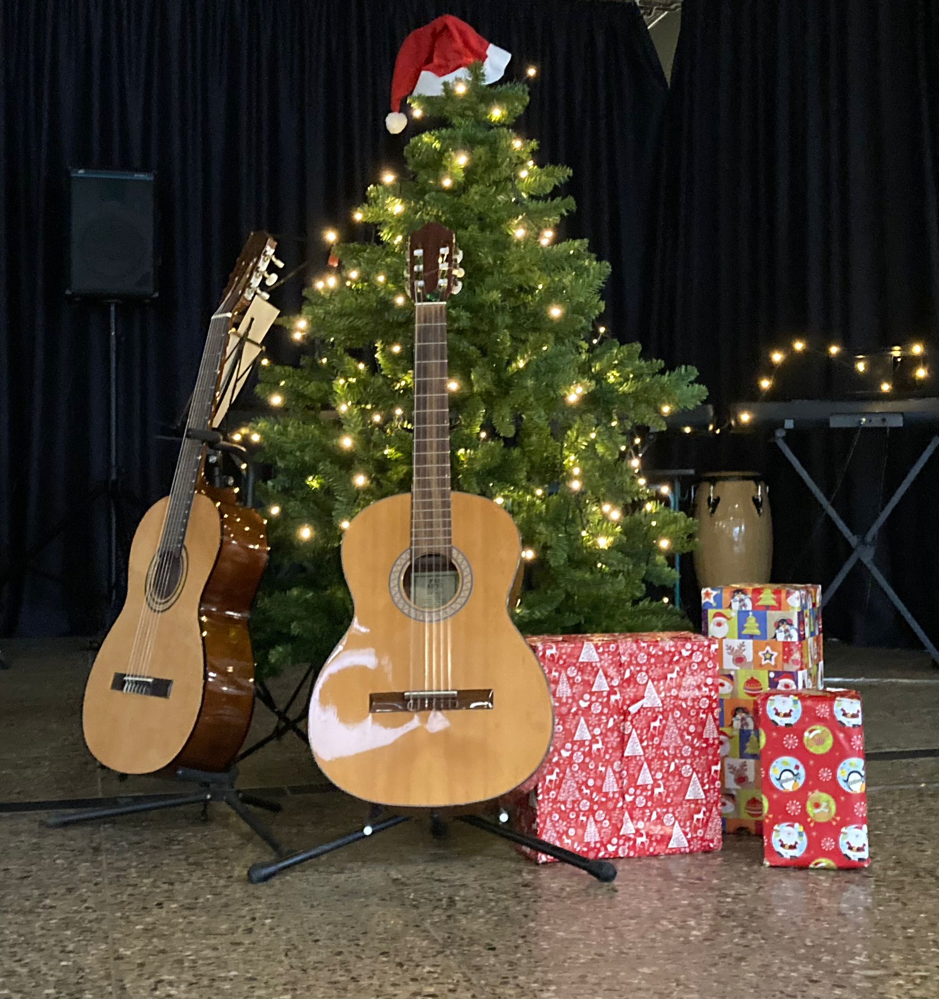 Knusprige Premieren bei vollem Haus – Weihnachtskonzert und Weihnachtsmarkt an der IGS BurgwedelKnusprige Premieren bei vollem Haus